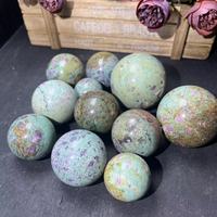 Pierres de guérison en gros boules de cristal beau rubis poli en sphère de kyanite pour la décoration