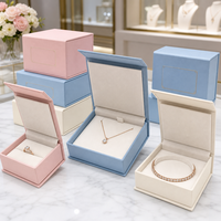 Boîte à couvercle magnétique en carton texturé avec coussinet en velours pour collier, bracelet, boutons de manchette – Prête pour la présentation en showroom
