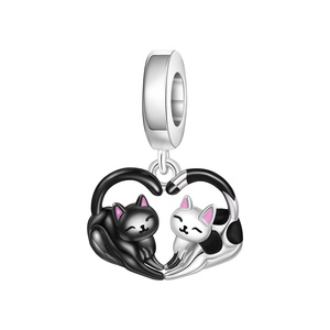 Colgante de gato en forma de corazón de dos tonos con epoxi, accesorio original de alta gama para pulseras DIY, venta al por mayor (accesorios para mujer) - Product Image 1