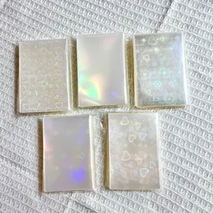Novo lançamento mais vendido de filme de cartão piscando a laser arco-íris transparente manga brilhante protetor de cartão de jogo