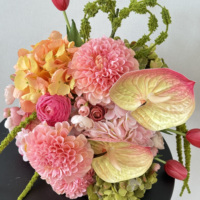 Centre de table personnalisé en fleurs artificielles au toucher réel, arrangement floral de mariage fait main en dahlias et anthuriums roses et oranges