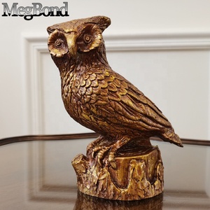 Gufo dorato da tavolo per la tua casa con bei dettagli - Product Image 1