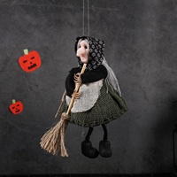 Nouvelle décoration suspendue d'Halloween, poupée sorcière en tissu tenant une balai, accessoires de décoration mignons pour farces, pour la maison, le bar, les fêtes