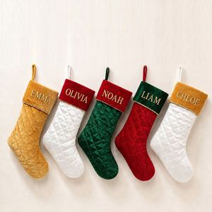 Calcetín Navideño de Terciopelo Acolchado con Nombre Personalizado, Diseño Clásico a Cuadros Bordado, Regalo de Navidad para Decoración Familiar - Product Image 1