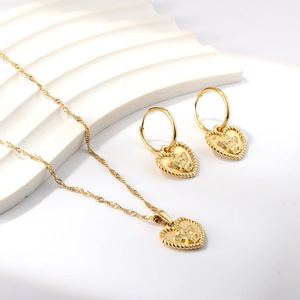 Conjunto de joyería de oro con forma de corazón para mujer, diseño de ángel, collar y aretes, conjunto de joyería fina para uso diario. - Product Image 3