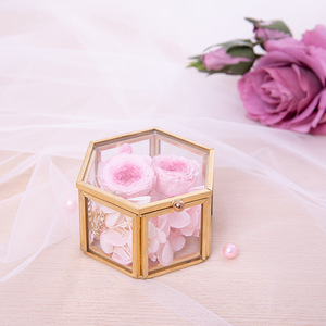 Caja <span class=keywords><strong>de</strong></span> joyería <span class=keywords><strong>de</strong></span> boda <span class=keywords><strong>de</strong></span> cristal vintage <span class=keywords><strong>de</strong></span> lujo personalizada con anillo <span class=keywords><strong>de</strong></span> caja <span class=keywords><strong>de</strong></span> regalo <span class=keywords><strong>de</strong></span> latón y metal con flores preservadas - Product Image 4