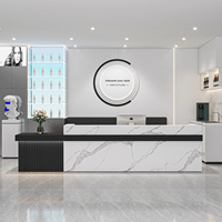 Comptoir de bar en bois moderne minimaliste pour réception d'entreprise et bureau de vente pour information dans le hall de l'hôtel et bureau de caissier de salon de beauté