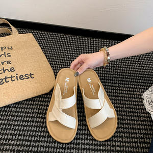 Tendances de la mode estivale : sandales à bout ouvert pour femmes, polyvalentes avec un design à lanières et une jupe résistante. - Product Image 4