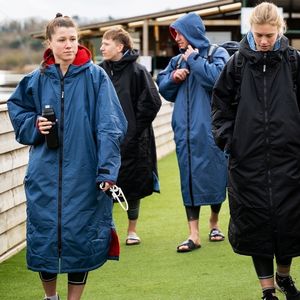 Al por mayor: Bata de cambio con capucha extragrande, cálida e impermeable, para piscina y playa, forrada con forro polar Sherpa, Poncho de surf de tela reciclada - Product Image 1