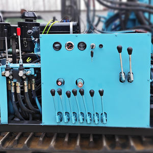 Boorinstallatie op rupsbanden of wielen, 300m boordiepte, hydraulische boorinstallatie voor waterputten met modderpomp, te koop - Product Image 4