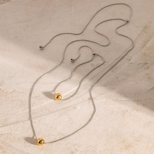 Collar con colgante de bola de acero inoxidable con contraste de color oro y plata para joyería de moda. - Product Image 2