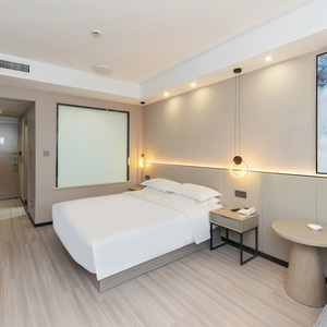 เตียงคู่ขนาดคิงไซส์ทำจากไม้ดีไซน์ทันสมัยพร้อมโต๊ะข้างเตียงและตู้เสื้อผ้าสำหรับห้องนอนโรงแรมราคาถูก - Product Image 2