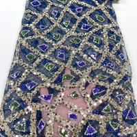 Tissu de luxe français en dentelle brodée extensible avec de grandes paillettes violettes et vertes et des perles pour robe