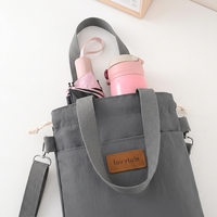 Sac à bandoulière léger pour bouteille d'eau avec logo personnalisé, sangle réglable, idéal pour les voyages, les activités de plein air et l'usage quotidien