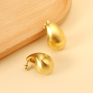 ต่างหูสแตนเลสทรงหยดน้ำ ชุบทอง 18k เครื่องประดับแฟชั่นสำหรับทุกเพศ - Product Image 3