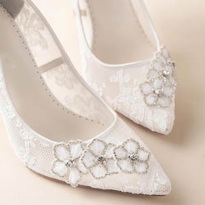Pumps in microfibra con tacchi alti <span class=keywords><strong>bianchi</strong></span> personalizzati 2024 estate con tacchi a <span class=keywords><strong>spillo</strong></span> con decorazione floreale <span class=keywords><strong>e</strong></span> stile punta punta - Product Image 4