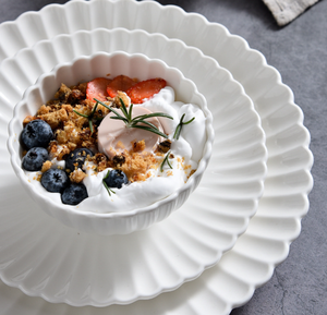 Juego de platos y tazones de cerámica blanca con logotipo personalizado, borde festoneado, vajilla para ensalada, sopa, plato para cenar, para hotel y restaurante - Product Image 1