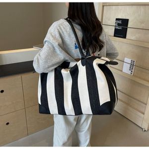 Nouvelles Tendances Mode : Sac Fourre-tout Rayé à Bandoulière Texturé, Sac de Voyage Léger et Durable Grande Capacité pour Femme - Product Image 5
