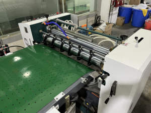 Cubierta de libro automática Caja de papel rígido Alimentación <span class=keywords><strong>Pegar</strong></span> Alimentador Máquina encoladora Caja de cartón Máquina encoladora de papel de fusión en caliente - Product Image 3