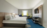 Ensemble de meubles élégants et modernes pour hôtel Microtel Inn Suites Wyndham, chambre à coucher king-size, cuisine, salle à manger, salon, 5 étoiles