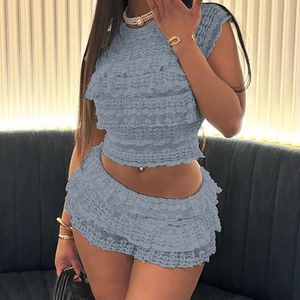 ชุดเซ็ต 2 ชิ้น เสื้อแขนสั้นแต่งระบายสีพื้นแบบโปร่งและกางเกงขาสั้นจีบสำหรับผู้หญิง แฟชั่นใหม่ - Product Image 3