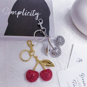 Llavero de cereza con colgante de resina de diamantes completos, dije de fruta de moda, decoración portátil para coche - Product Image 1