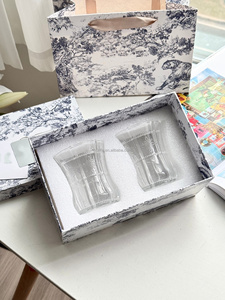 Copas de vino artesanales con relieve estilo Art Deco europeo en un juego completo con caja de regalo - Product Image 3