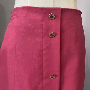 महिलाओं के लिए उच्च गुणवत्ता वाली कैज़ुअल लंबी स्कर्ट थोक लंबी लंबाई वाली सुरुचिपूर्ण स्कर्ट बटन ऊपर