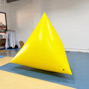 Bouée triangulaire <span class=keywords><strong>gonflable</strong></span> géante de 2 m pour la publicité, les événements sportifs nautiques, les exercices de sécurité maritime, la patrouille de plage et les événements - Product Image 4