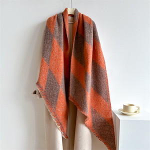 Longue écharpe en damier de style <span class=keywords><strong>vintage</strong></span> européen américain avec bord en fourrure de velours Automne Hiver Écharpe en peluche chaude avec logo personnalisé - Product Image 4