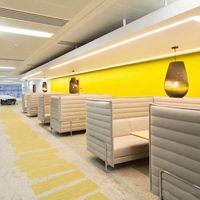 Fauteuil moderne minimaliste à dossier haut avec table d'appoint, siège intime pour bibliothèque, aéroport, salle d'attente