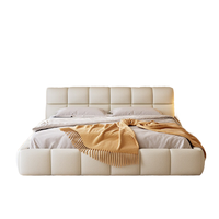 Lit double moderne et simple en crème, style italien, avec cadre en bois et rangement intégré, capitonné
