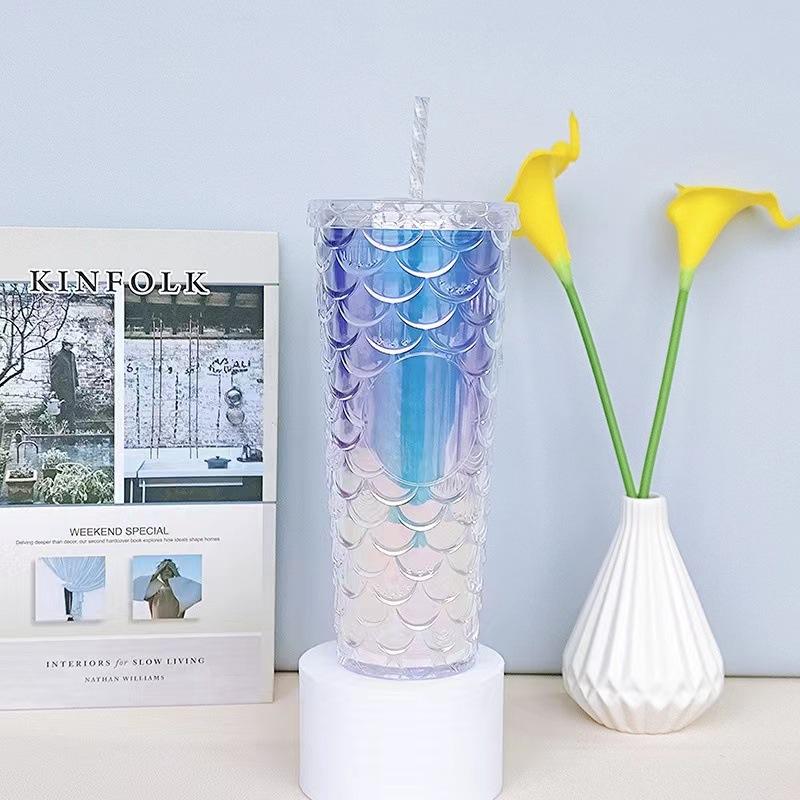 สีขาวสีฟ้าไล่ระดับสี