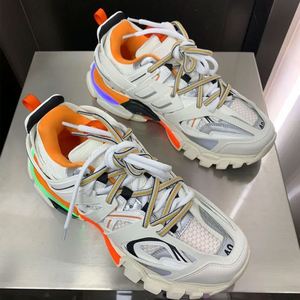รองเท้าลำลองสุดเท่ห์ รุ่น Triple S 30 สีเทา ปี 2026 สำหรับผู้ชายและผู้หญิง รองเท้าผ้าใบดีไซน์เนอร์คุณภาพสูง พร้อมไฟ LED - Product Image 6