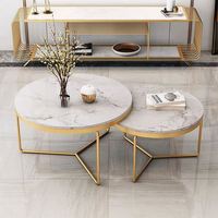 Ensemble de table basse avec structure en métal doré et plateau en pierre brûlée pour salon