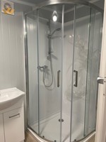 Murs-rideaux en verre détachables personnalisables pour diverses utilisations - bureaux commerciaux, salons, salles de bain, hôtels, écoles - conteneur moderne