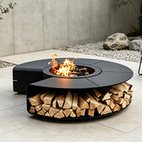 Brasero minimaliste en acier noir mat avec support à bois intégré et surface plate, foyer extérieur contemporain