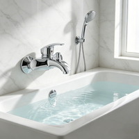 Robinet de baignoire au design contemporain avec corps en alliage de zinc et noyau en céramique, adapté aux hôtels et appartements.