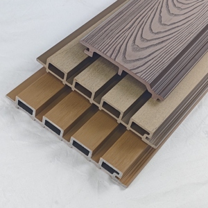 Revêtement mural extérieur en WPC résistant à l'humidité et aux intempéries, imitation <span class=keywords><strong>bois</strong></span>, pour la décoration de villas et de façades de bâtiments. - Product Image 1