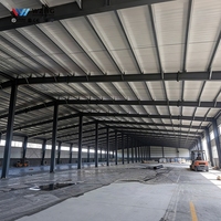 Atelier moderne à structure métallique multi-étages, hangar pour machines lourdes, entrepôt préfabriqué en métal robuste