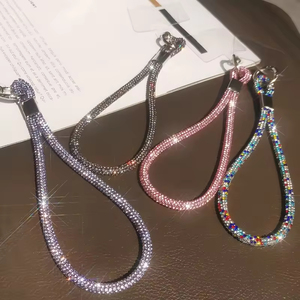 Cordino per <span class=keywords><strong>telefono</strong></span> cellulare da <span class=keywords><strong>donna</strong></span> di lusso con ciondolo pieno di diamanti Anti-smarrimento catena corta da polso accessori per gioielli per <span class=keywords><strong>telefono</strong></span> - Product Image 1