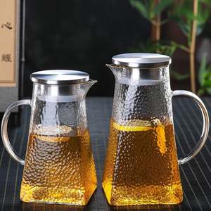 <span class=keywords><strong>Carafe</strong></span> à eau carrée <span class=keywords><strong>en</strong></span> <span class=keywords><strong>verre</strong></span> martelé avec poignée 1,5L/1,8L <span class=keywords><strong>en</strong></span> borosilicate de haute qualité pour la maison et la cuisine - Product Image 1