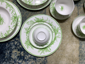 Nouveau produit : Service de table de luxe européen en porcelaine fine verte, 41 pièces - Product Image 5