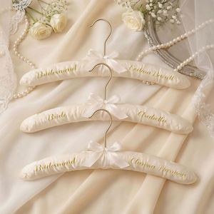 Cintres de mariée personnalisés, cintres rembourrés en satin pour robes de mariée et demoiselles d'honneur, cintres antidérapants en tissu - Product Image 3