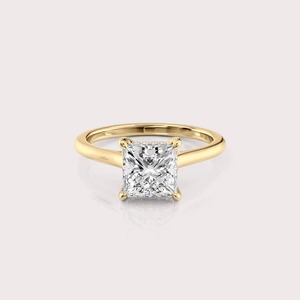 Anillo Solitario con Diamante Cultivado en Laboratorio, Corte Princesa, Engaste Cruzado en Oro Amarillo de 18 Quilates - Product Image 1