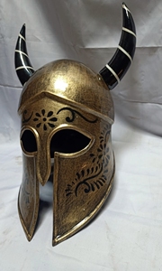 Casco romano corintio de cuerno en acero dulce calibre 20 con acabado antiguo en latón y cuerno negro - Product Image 2