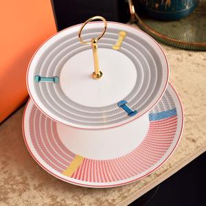 Soporte de pastel de cerámica de 2 niveles con estampado geométrico colorido, bandeja de postres de porcelana con asa dorada para té de la tarde o bodas. - Product Image 1