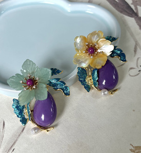 Broche en mica violet en forme de fleur, perles de nacre d'eau douce, plaqué or 18 carats, bijoux vintage pour femmes, cadeau de luxe pour mariage - Product Image 3