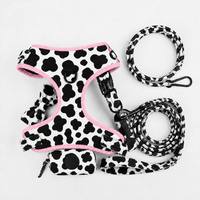 Set Harnesses Anjing Motif Sapi 5 Pcs Gaya Rompi Tali Leher Dasi Kupu-kupu Dispenser Kantong Kotoran Trim Pink Bernapas OEM Custom
