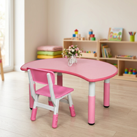 Petit ensemble table et chaises en forme de croissant pour enfants avec pieds réglables en hauteur pour salle de jeux, chambre d'enfant et crèche